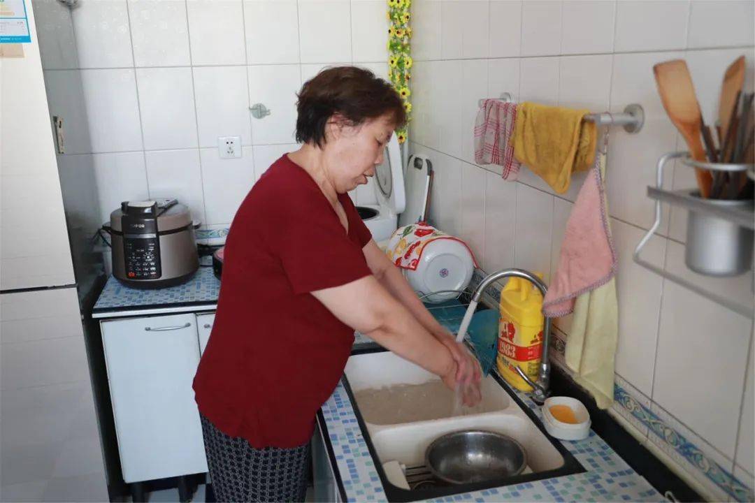 厂家批发玻璃钢管道玻璃管道更换玻璃水水管视频【聚焦】老旧管线全更换 居民用水不开